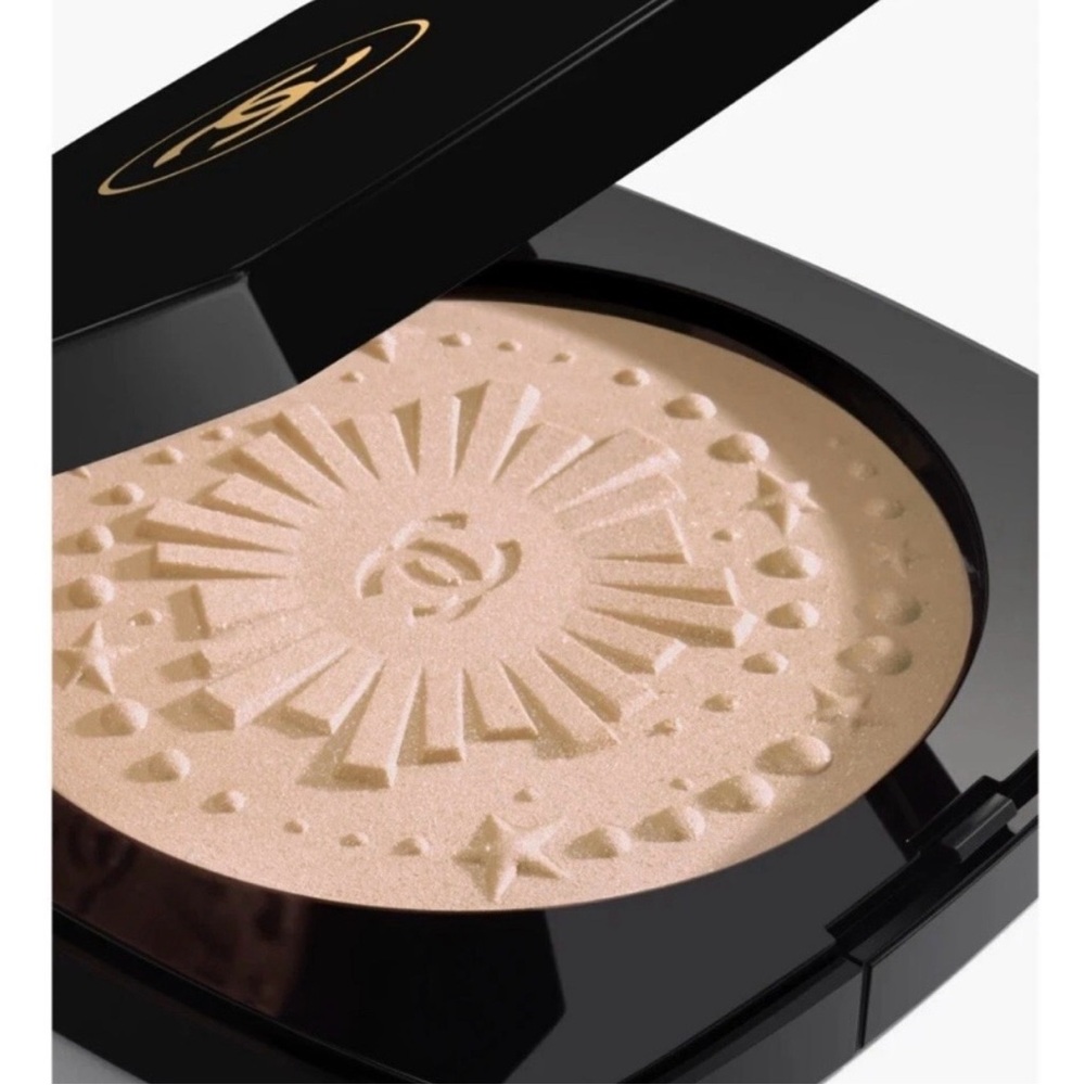 CHANEL Radiant Glow Highlighter